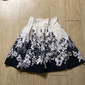 Black and white floral high skirt Size M